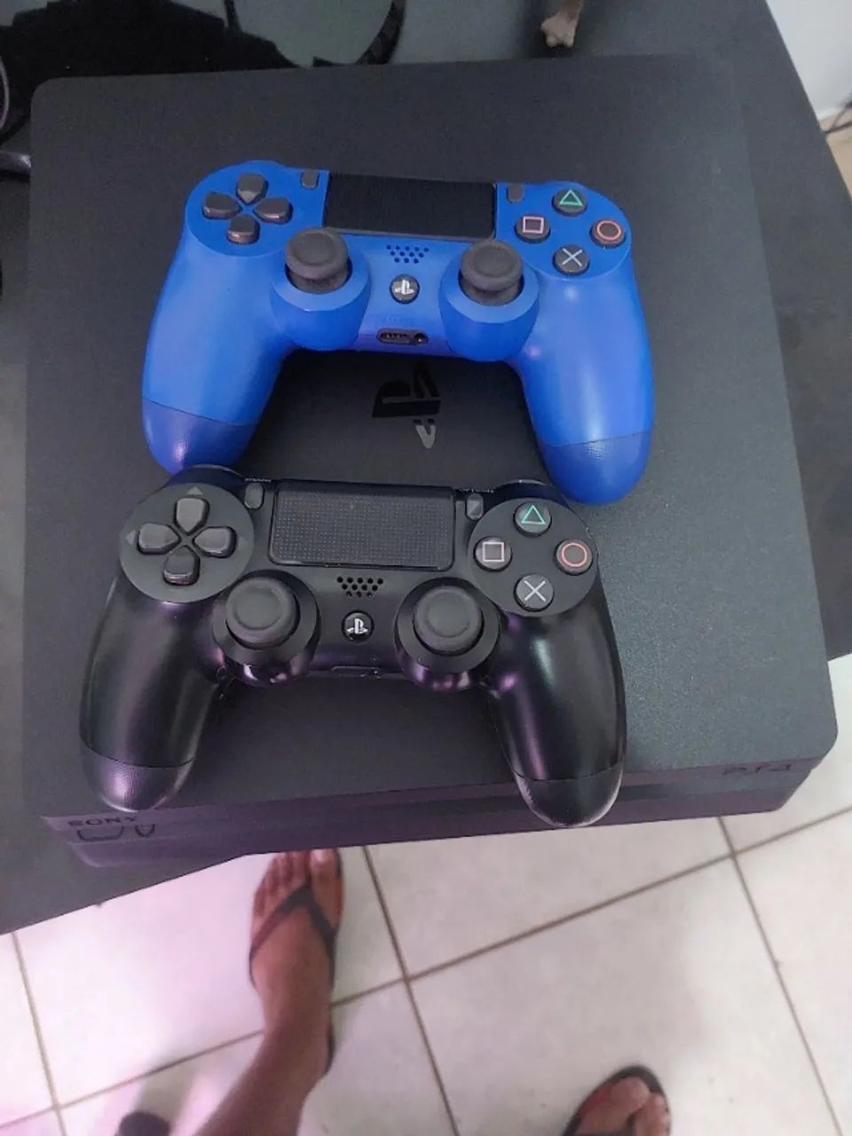 PS4 FAT. 1TB. Dois jogos originais e quatro na memória