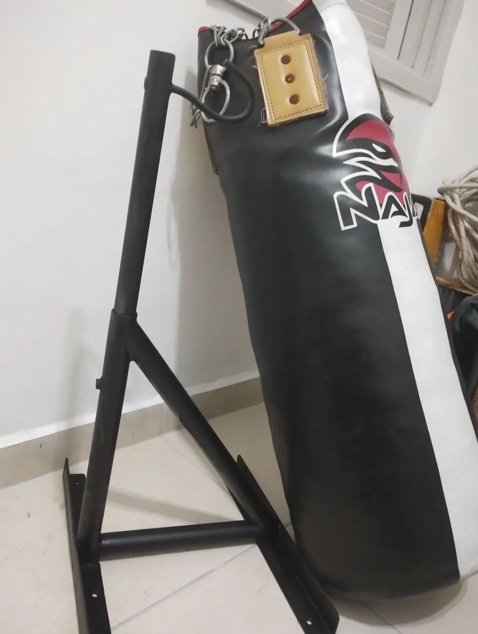 Saco de boxe e suporte 