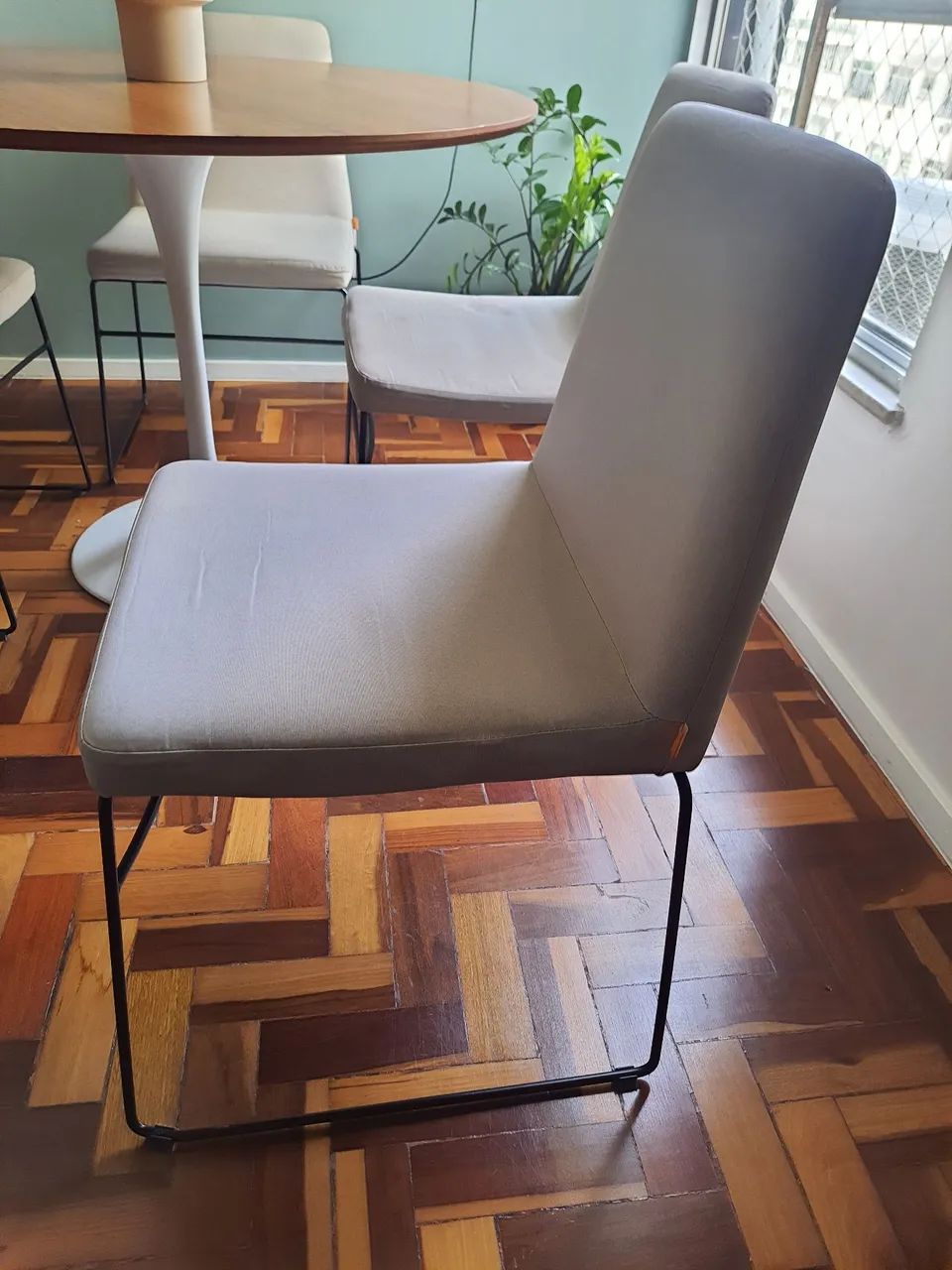 Cadeiras estofadas com pés de ferro - Foto 2