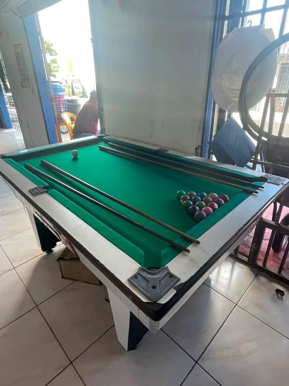 Mesa de sinuca com 4 tacos e 15 bolas - Foto 4