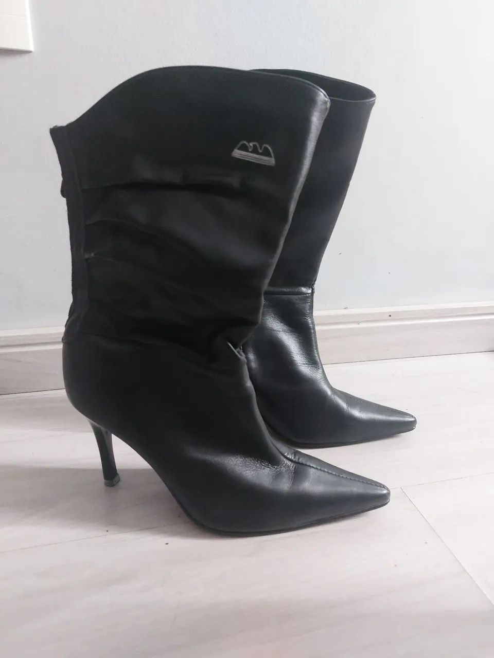 Bota feminina em couro preta