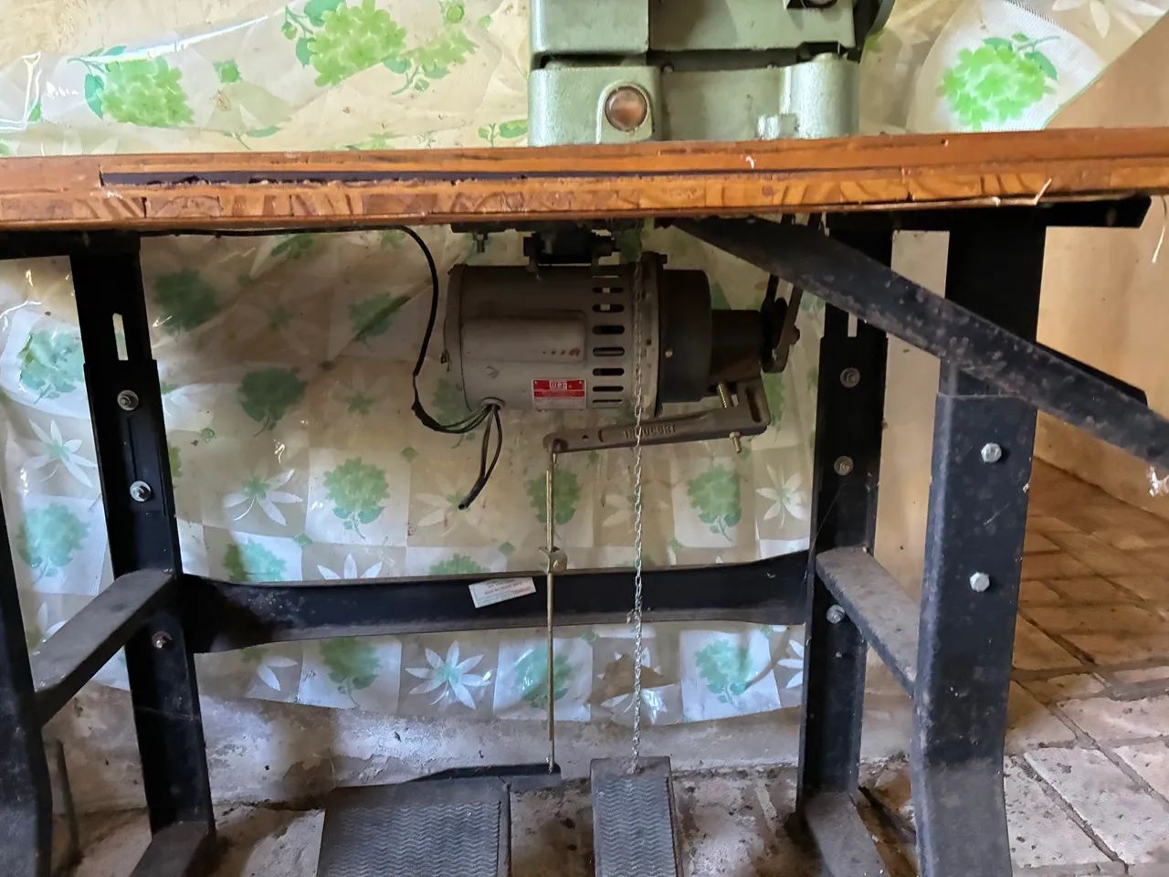 Máquina orveloque com mesa