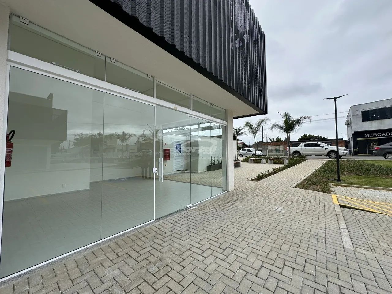 Sala comercial disponível para locação no Centro de Penha/SC. Cod. 24156