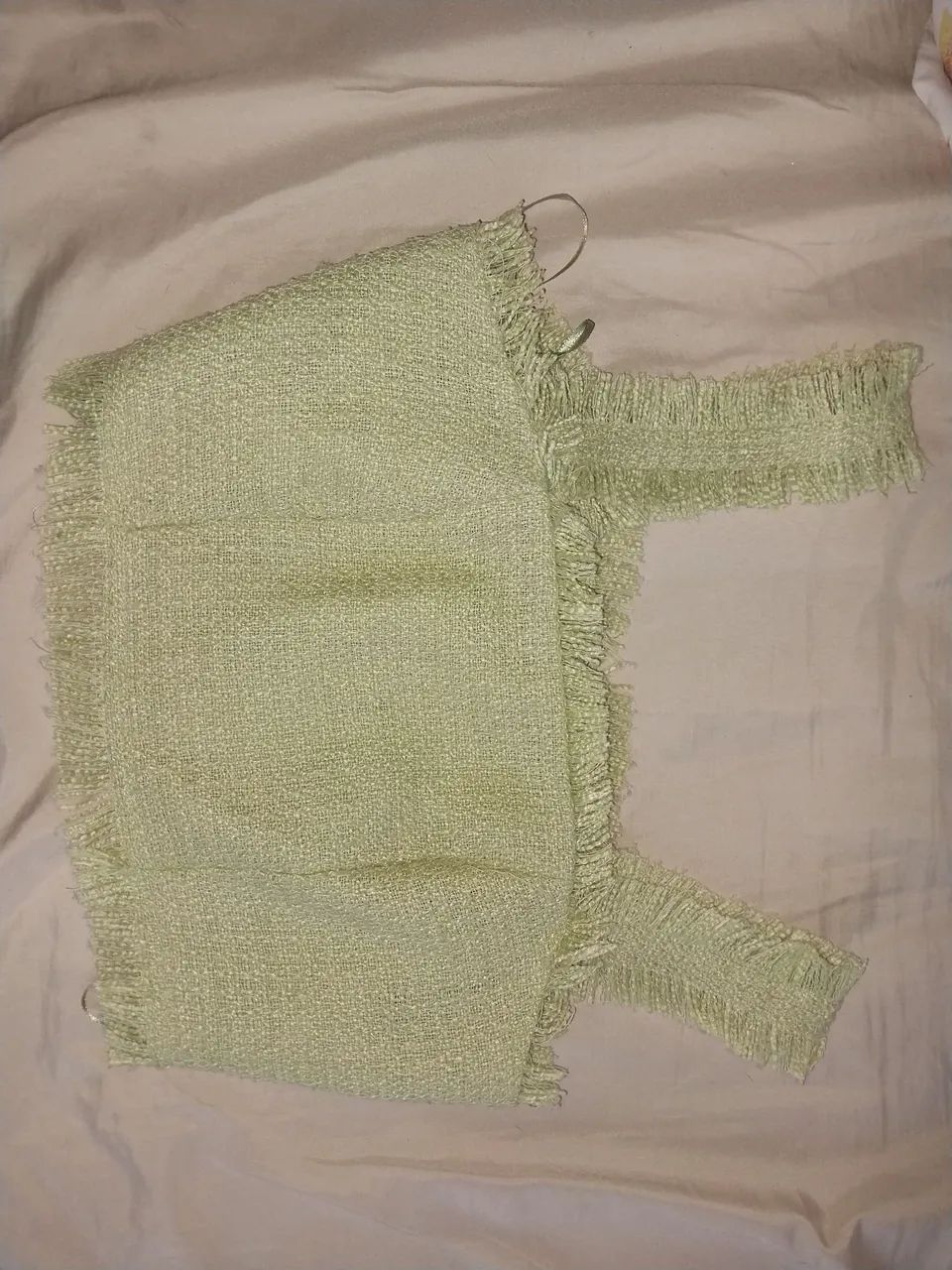 Blusa cropped de tweed verde com acabamento desfiado