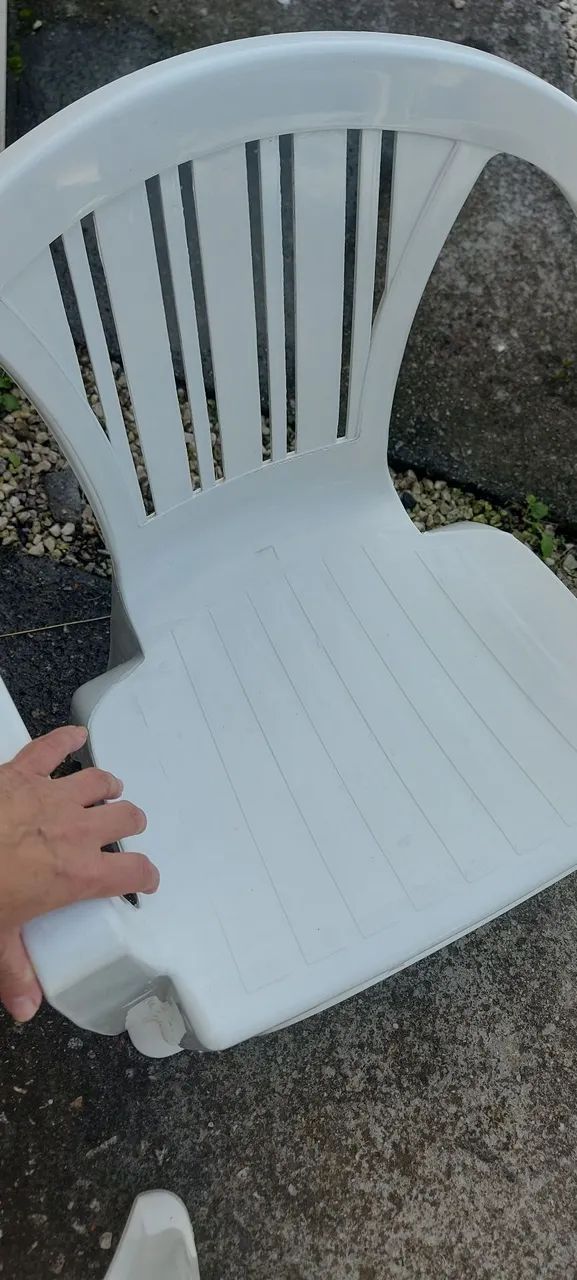 4 poltronas de plástico semi novas no campeche - Foto 5