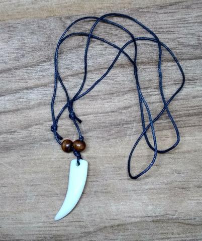 Colar pingente dente de lobo branco R$ 25,00 - Foto 4