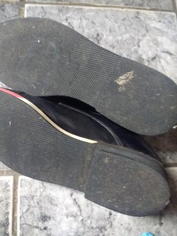 Sapato de couro. preto com detalhes em voltas de vermelho n / 42,43 - Foto 3