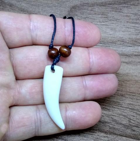 Colar pingente dente de lobo branco R$ 25,00 - Foto 2