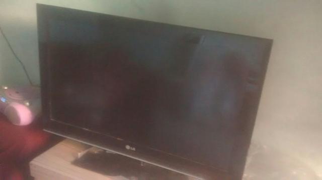 Tv d led para retirada de peças com pouco tempo de usu * - Foto 3