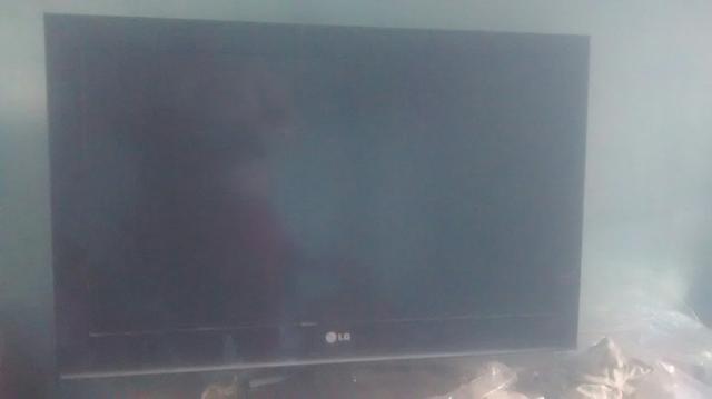 Tv d led para retirada de peças com pouco tempo de usu * - Foto 2