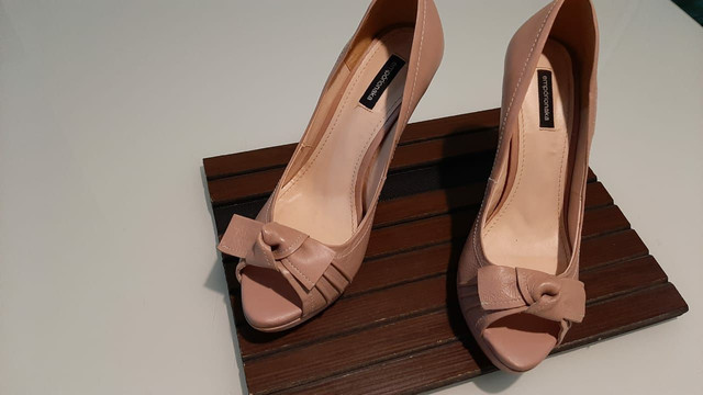 scarpin meia pata nude