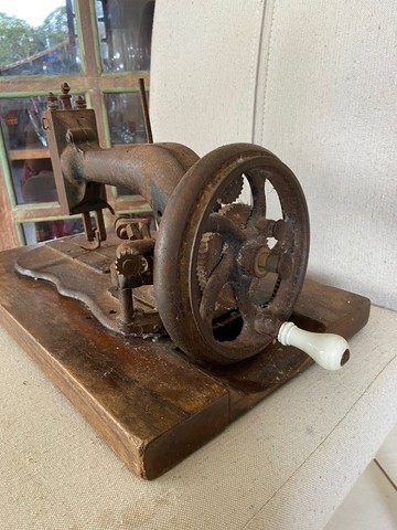 Máquina de Costura 1872 (manivela) - Foto 2