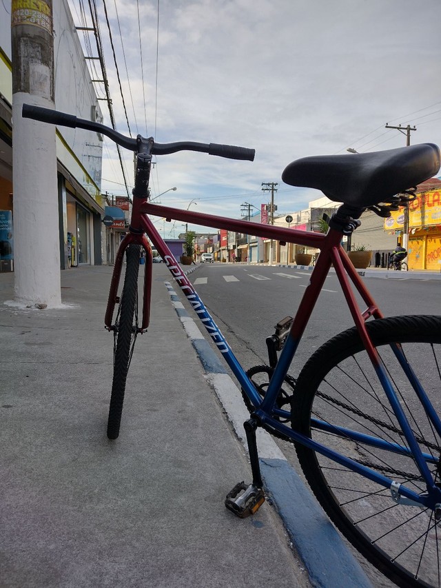 Bicicleta com black de pé