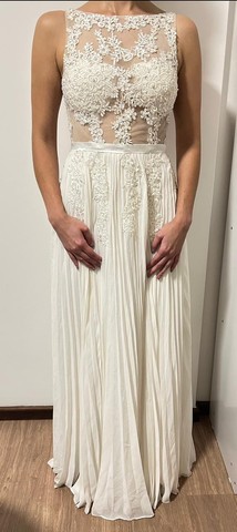 Vestido de noiva ou formanda romântico com renda