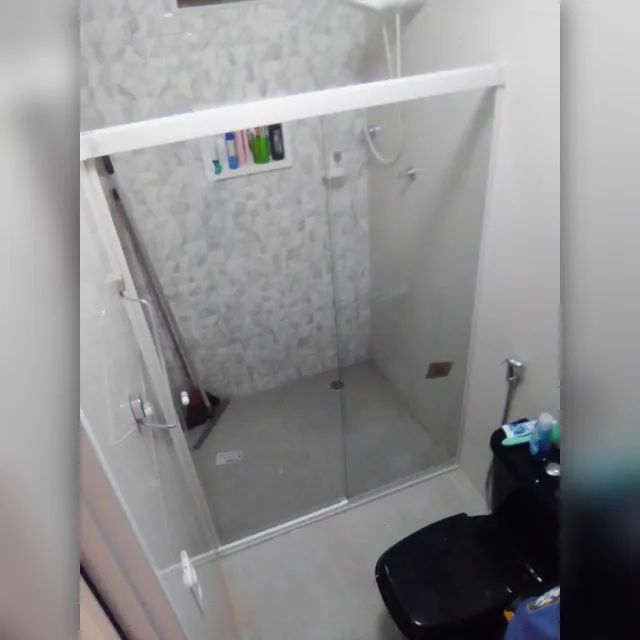 Box reto feito em vidro temperado incolor com perfis e acessórios brancos.