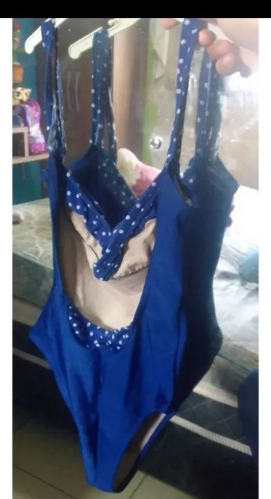 Maiô azul com bolinhas branco