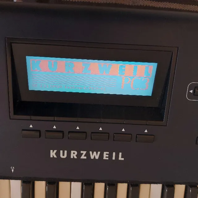 Teclado Kurzweil PC361 com DEFEITO