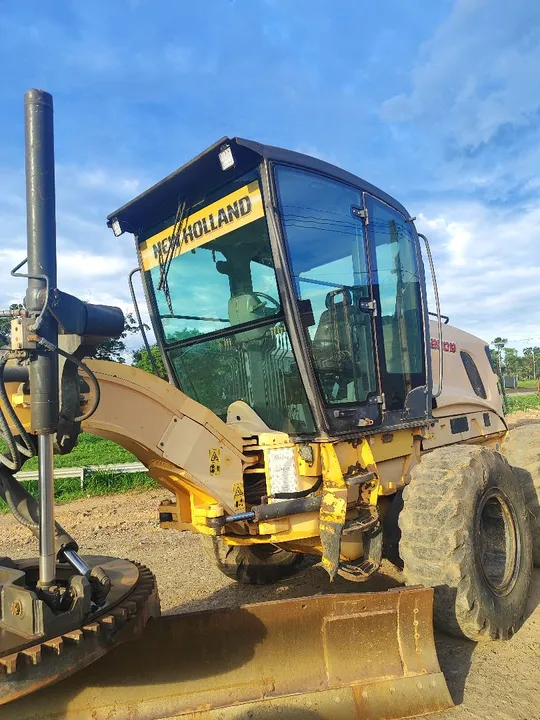 Patrol motoniveladora New Holland 2011 rg200b