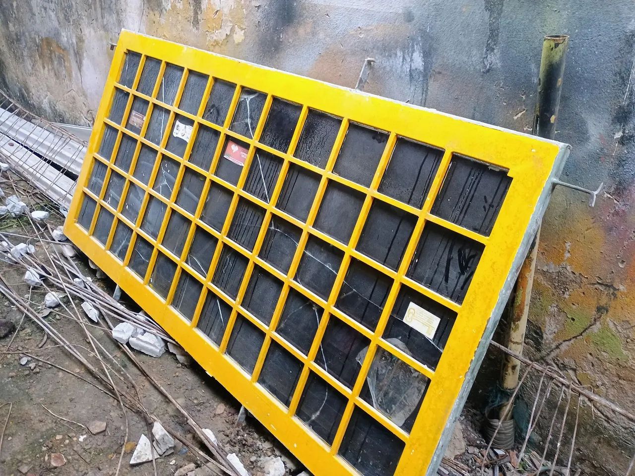 JANELA DE FERRO COM VIDRO TODA DE FERRO MACIÇO POR R$:500 - Foto 3