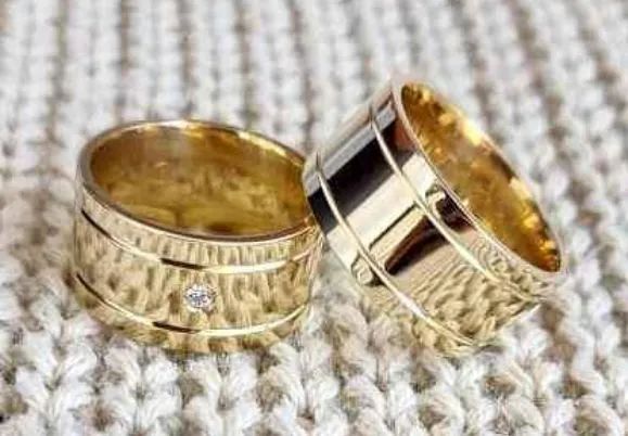 Par de Alianças Estilo Buvgary 10mm Forro + Gravação  - Foto 2