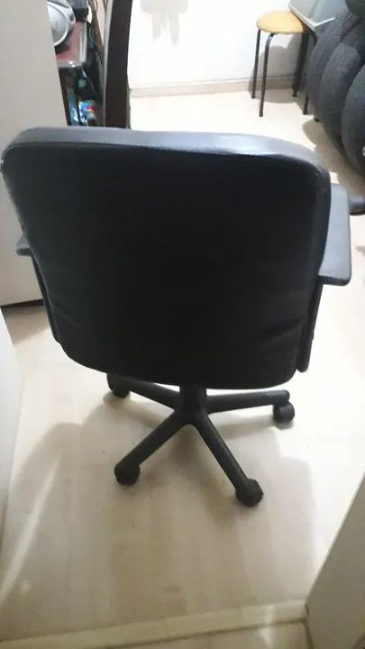 Cadeira giratória para diretor na cor preta usada - Foto 3