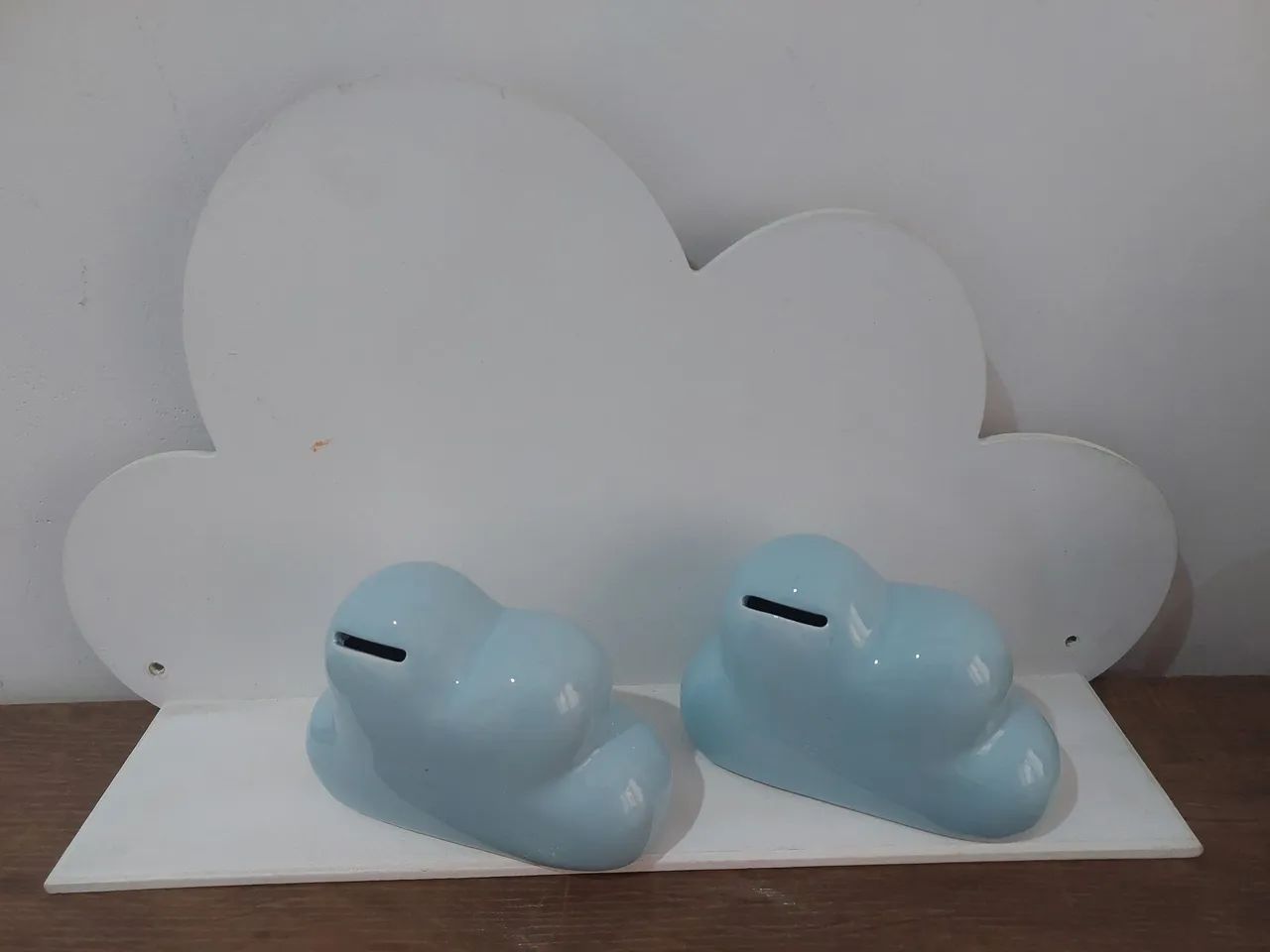 Prateleira Nuvem Arco-íris para Quarto Infantil, acompanhado de duas nuvem de porcela - Foto 4