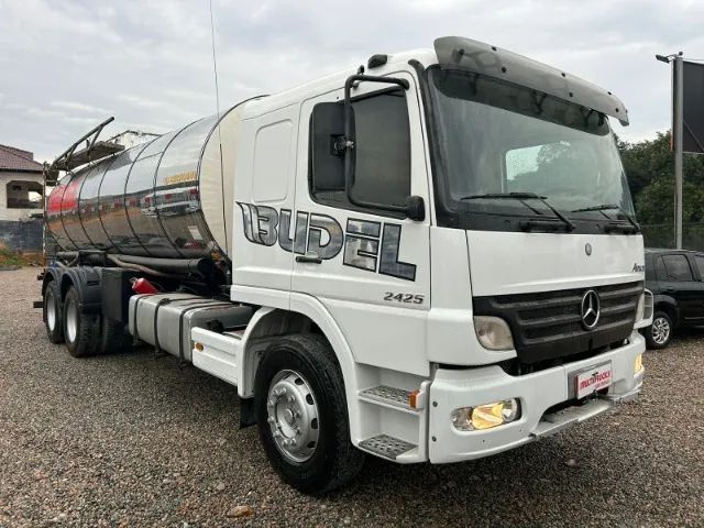 Mercedes Benz 2425 6x2 com tanque
