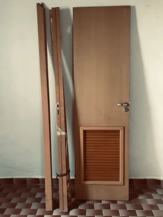 Porta de madeira com veneziana 2,10X60 nova