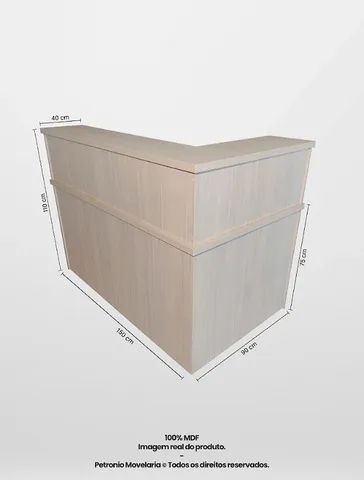 Balcão para recepção amadeirado claro em L simples 