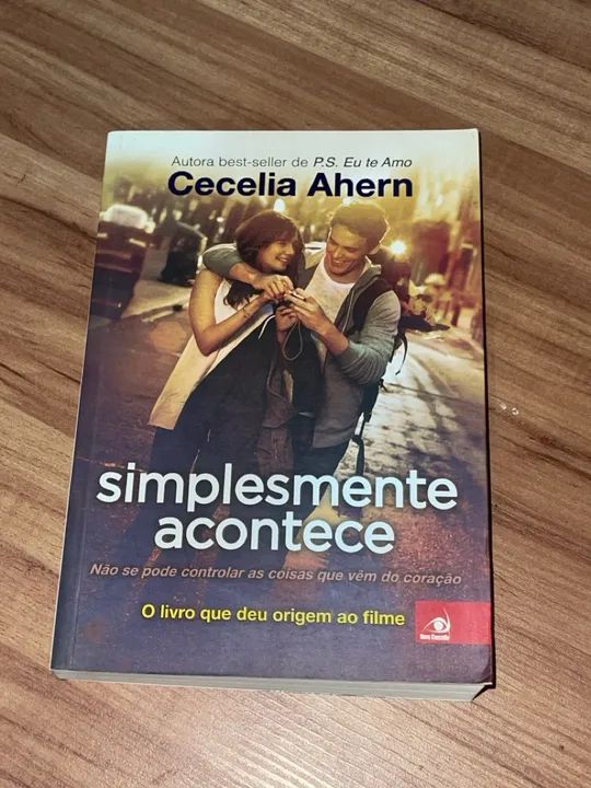 Livro simplesmente acontece com capa do filme