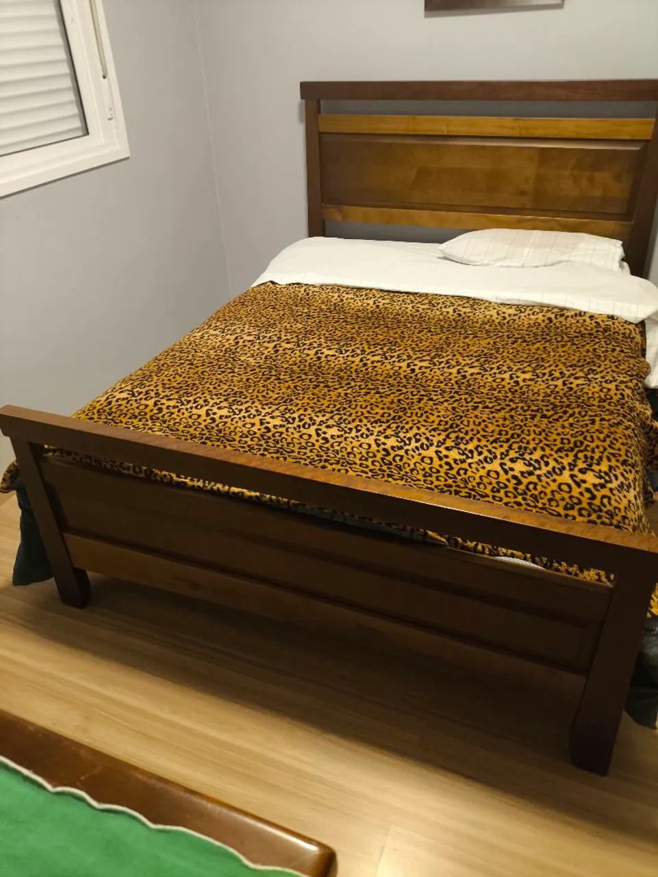 Cama de Madeira Maciça com Cabeceira