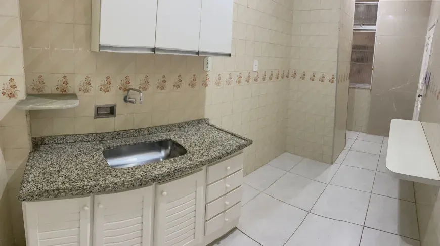 Niterói - Icaraí - Apt com 02 qts garagem e churrasqueira