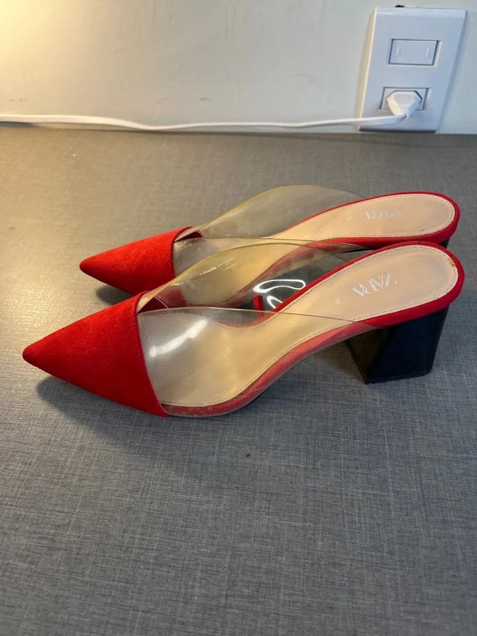Mule vermelho com vinil transparente (Zara)