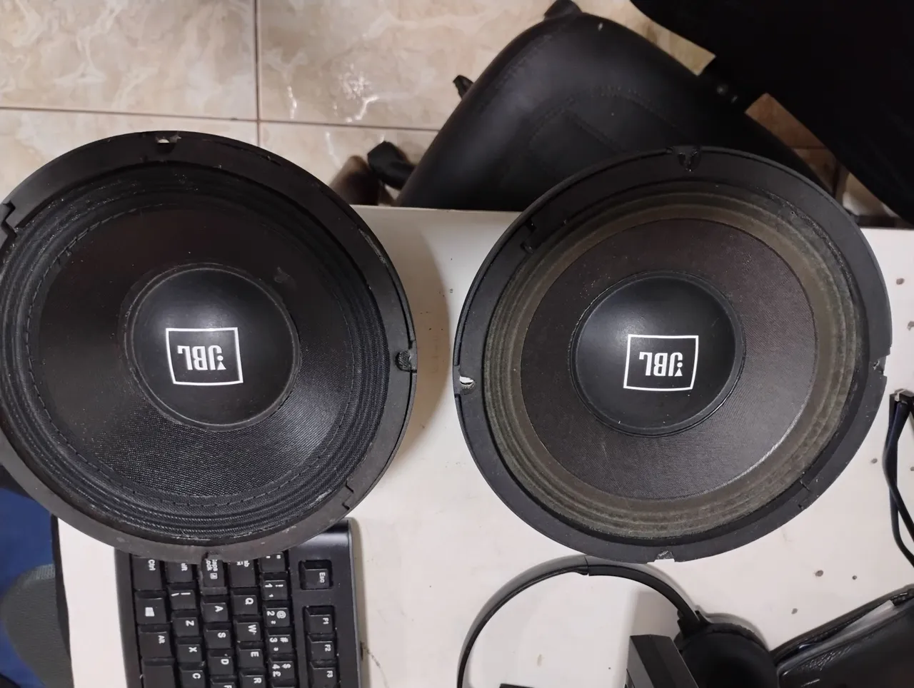 2 Subwoofers JBL para som automotivo