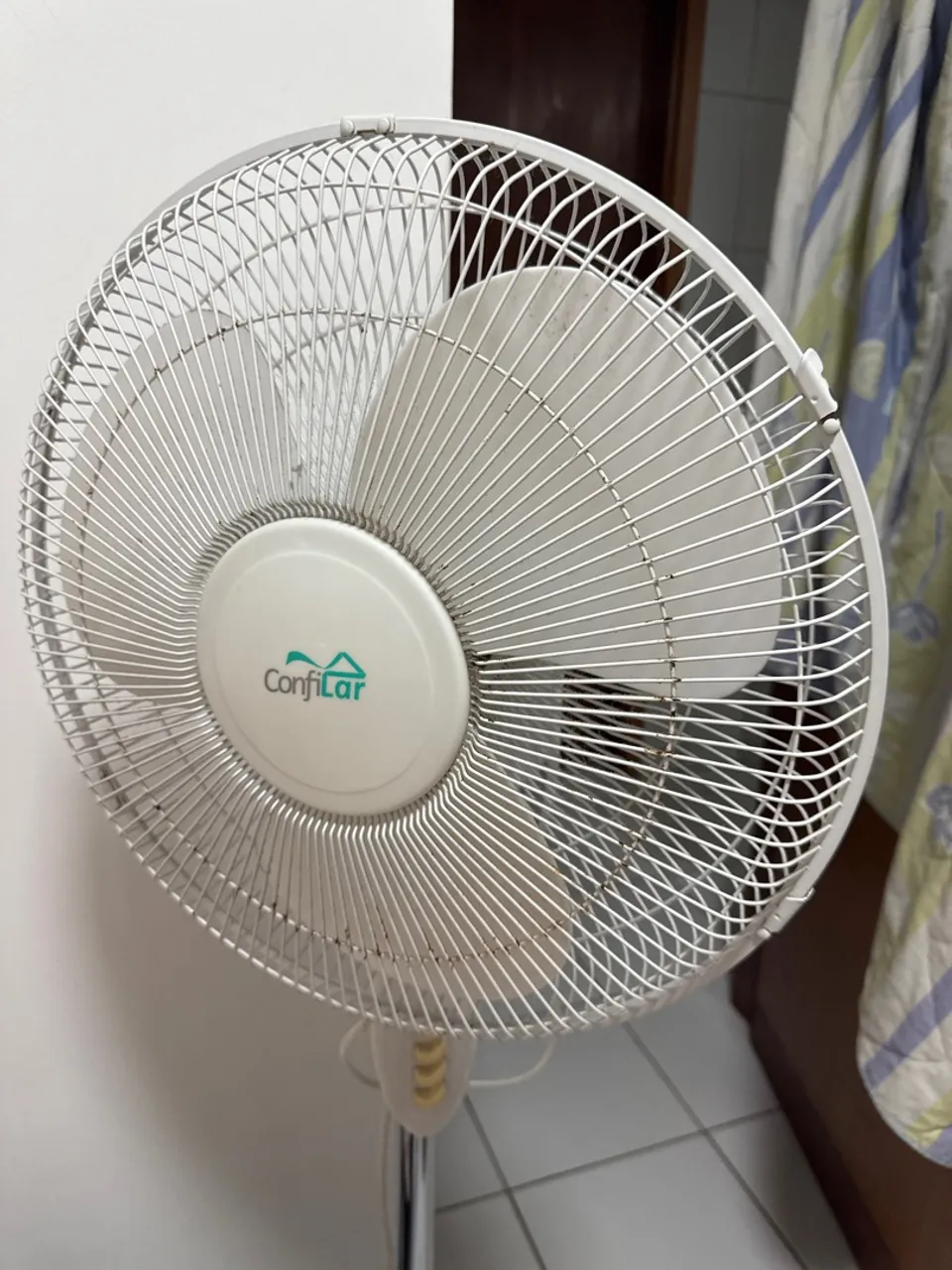 Ventilador de pé funcionando perfeitamente