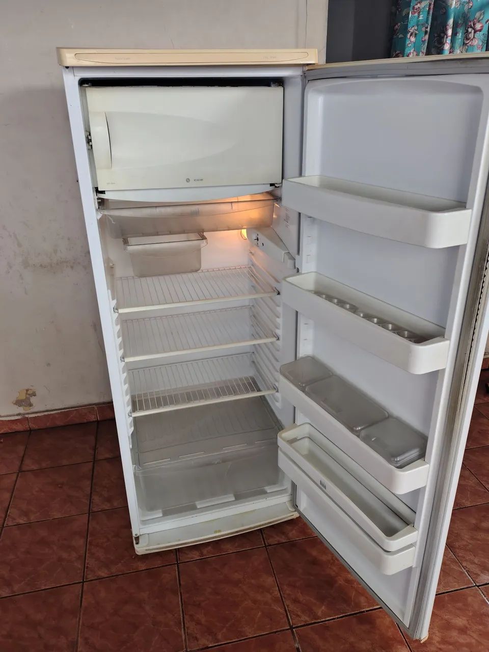 Vendo geladeira funcionando perfeitamente entrego grátis entrega imediata 
