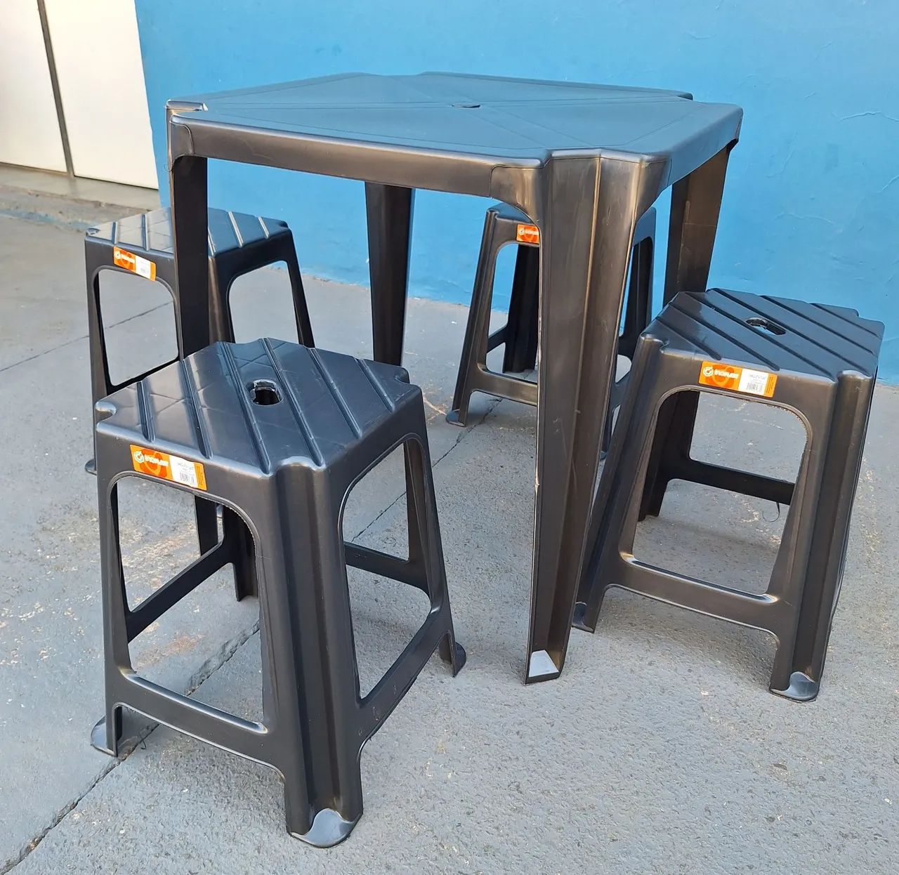 Jogo de mesa com banquetas