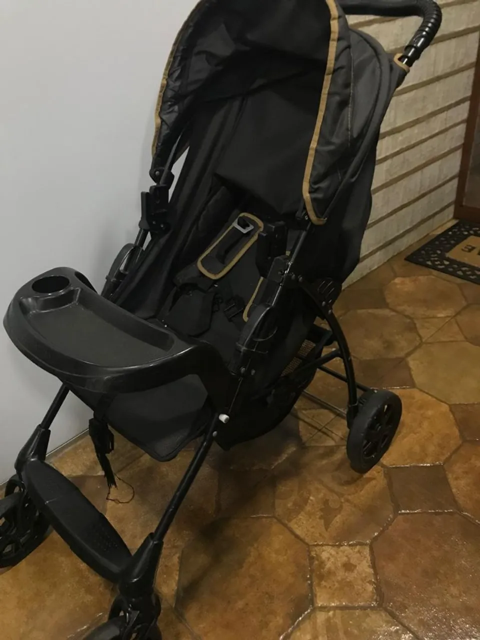 Carrinho de bebê leve e prático