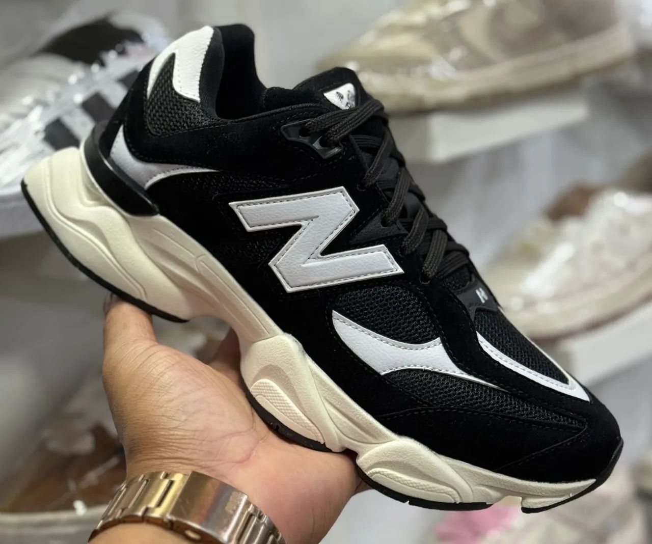 Tênis New Balance 9060 - Black/White - Foto 4