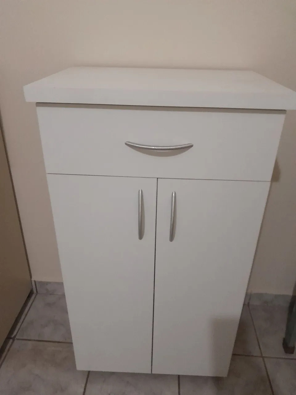 Armário branco com gaveta e portas