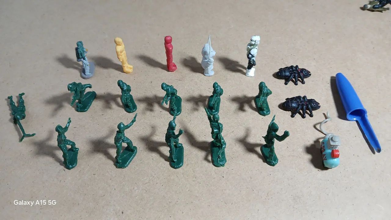 Coleção de miniaturas de soldados, insetos e outros