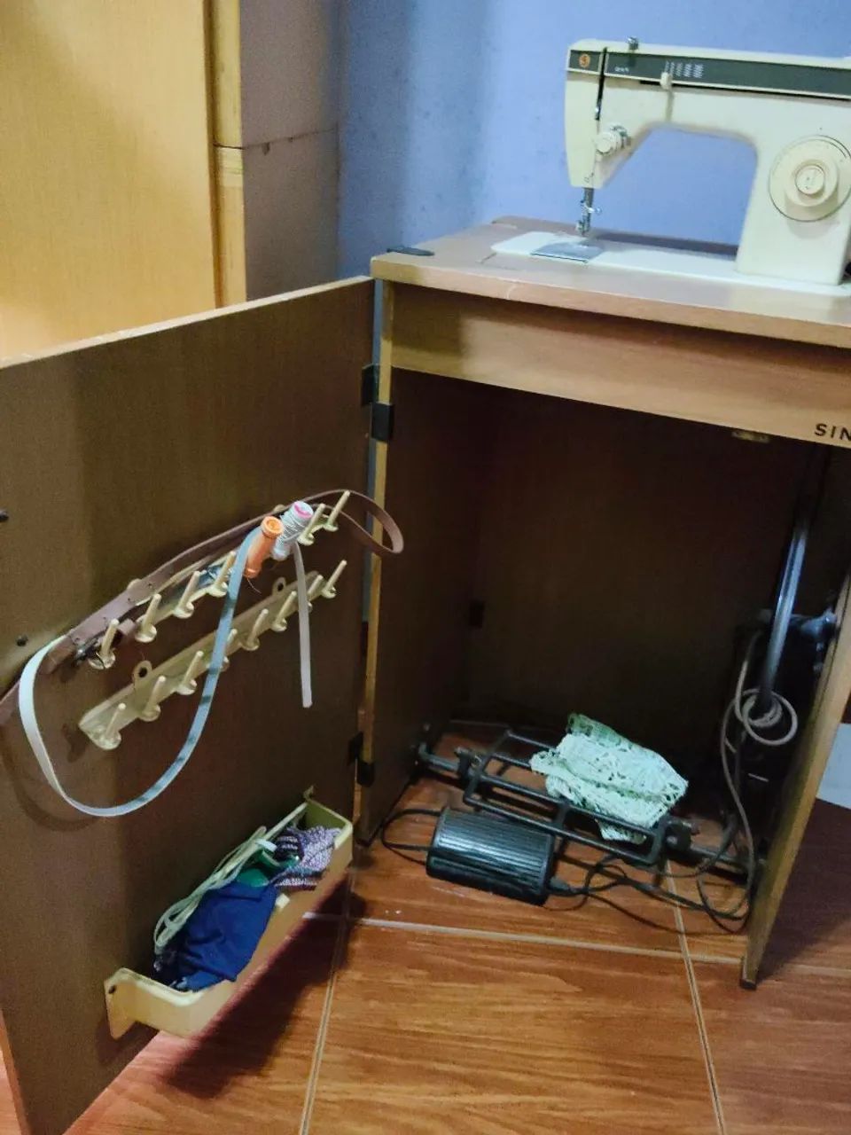 Máquina de costura Singer com gabinete 