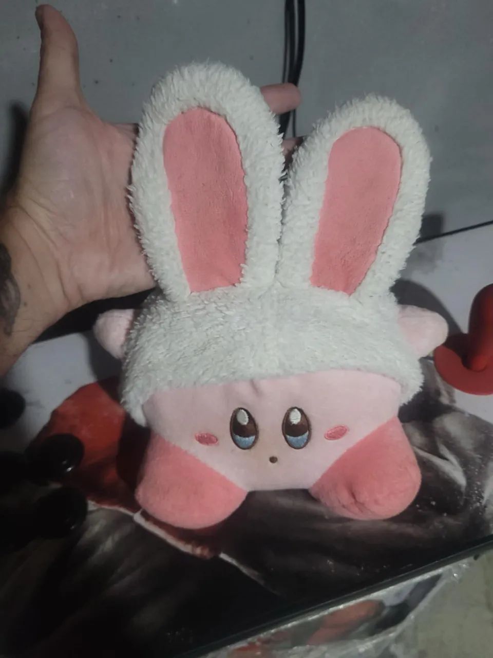 Pelúcia Kirby com orelhas de Coelho.