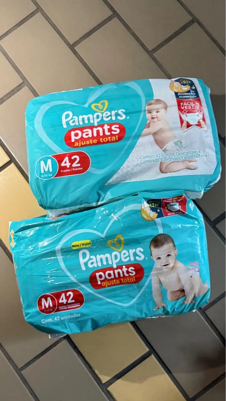 2 pacotes Fraldas Pampers Pants M e 1 Huggies Natural Care Roupinha G