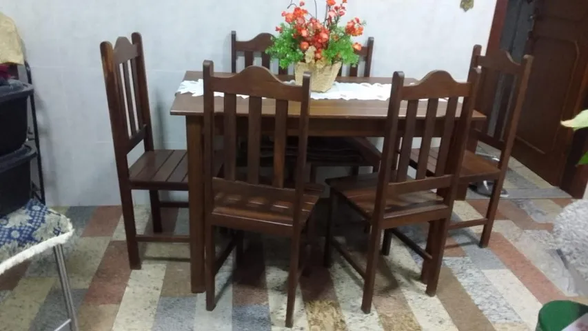 Mesa de jantar madeira sucupira maciça com 6 cadeiras.