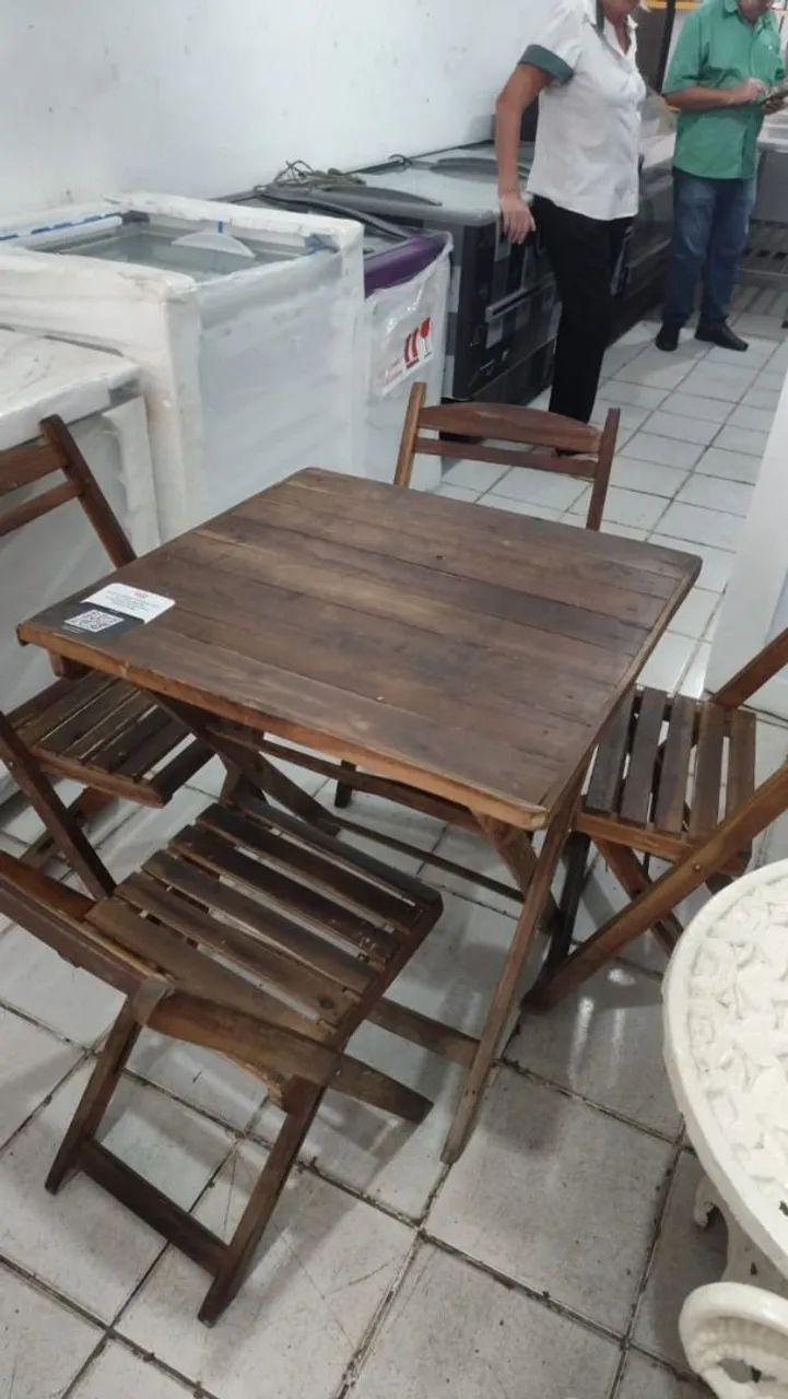 Mesa de madeira com 4 cadeiras dobráveis. Pouca unidade 