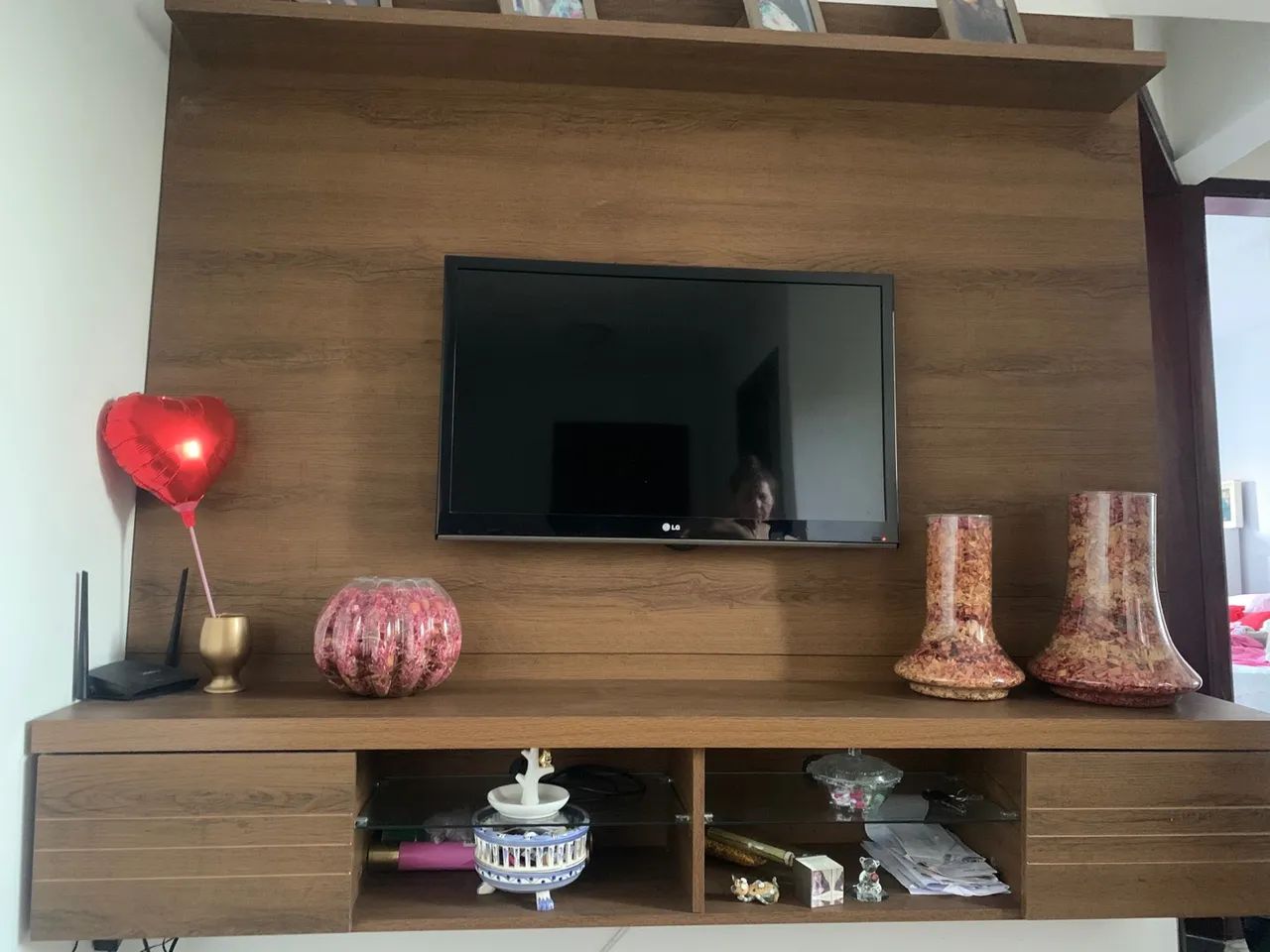 Rack com painel de madeira