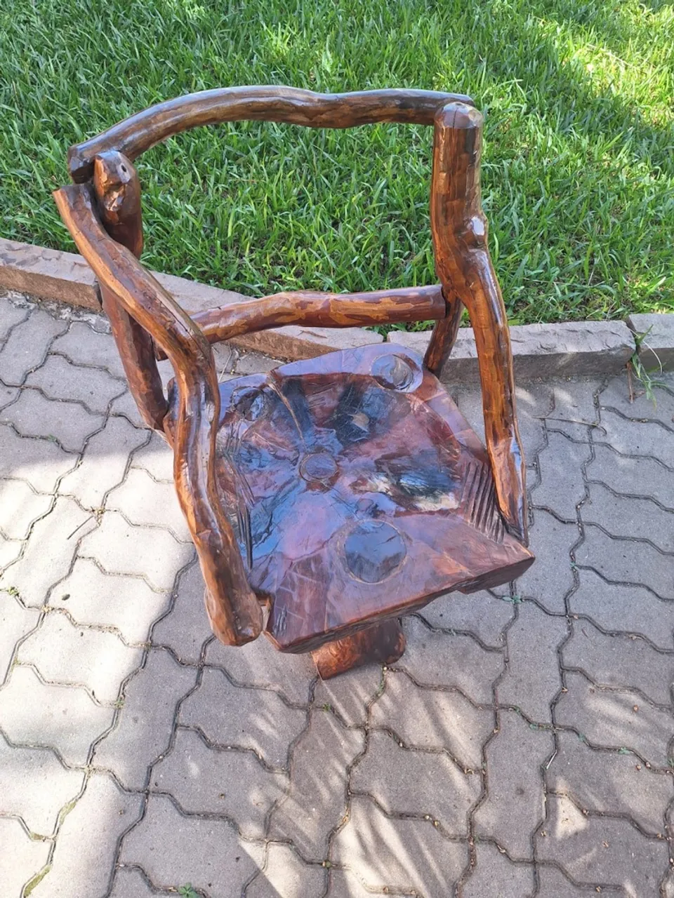 Cadeira rústica de madeira para jardim
