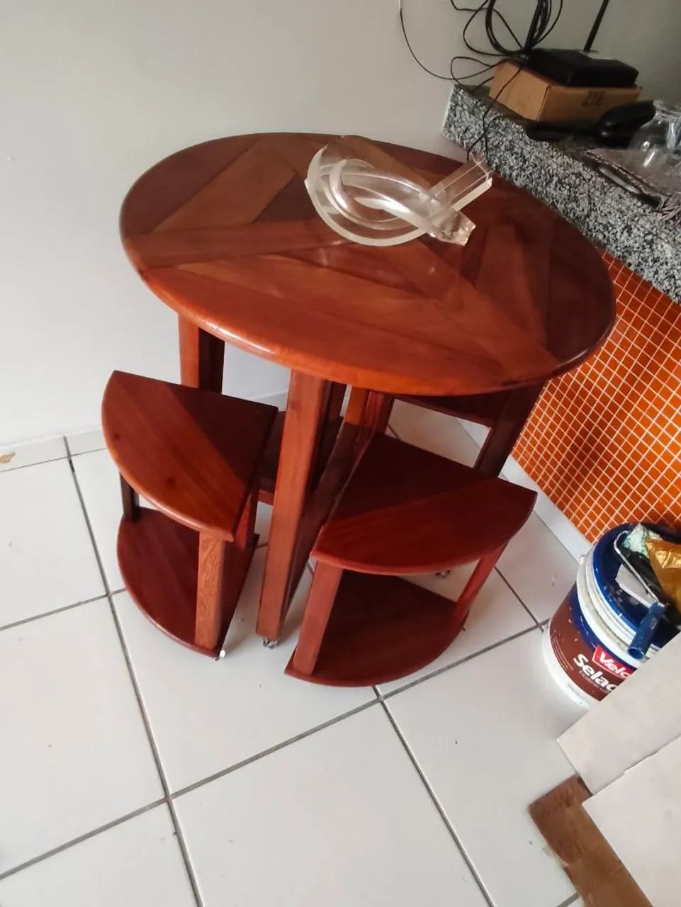 Mesa em madeira de lei.