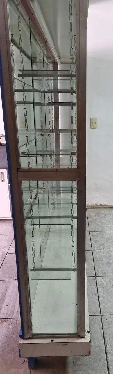 Vitrine usada para loja com espelhos no fundo e prateleiras de vidro - Foto 4